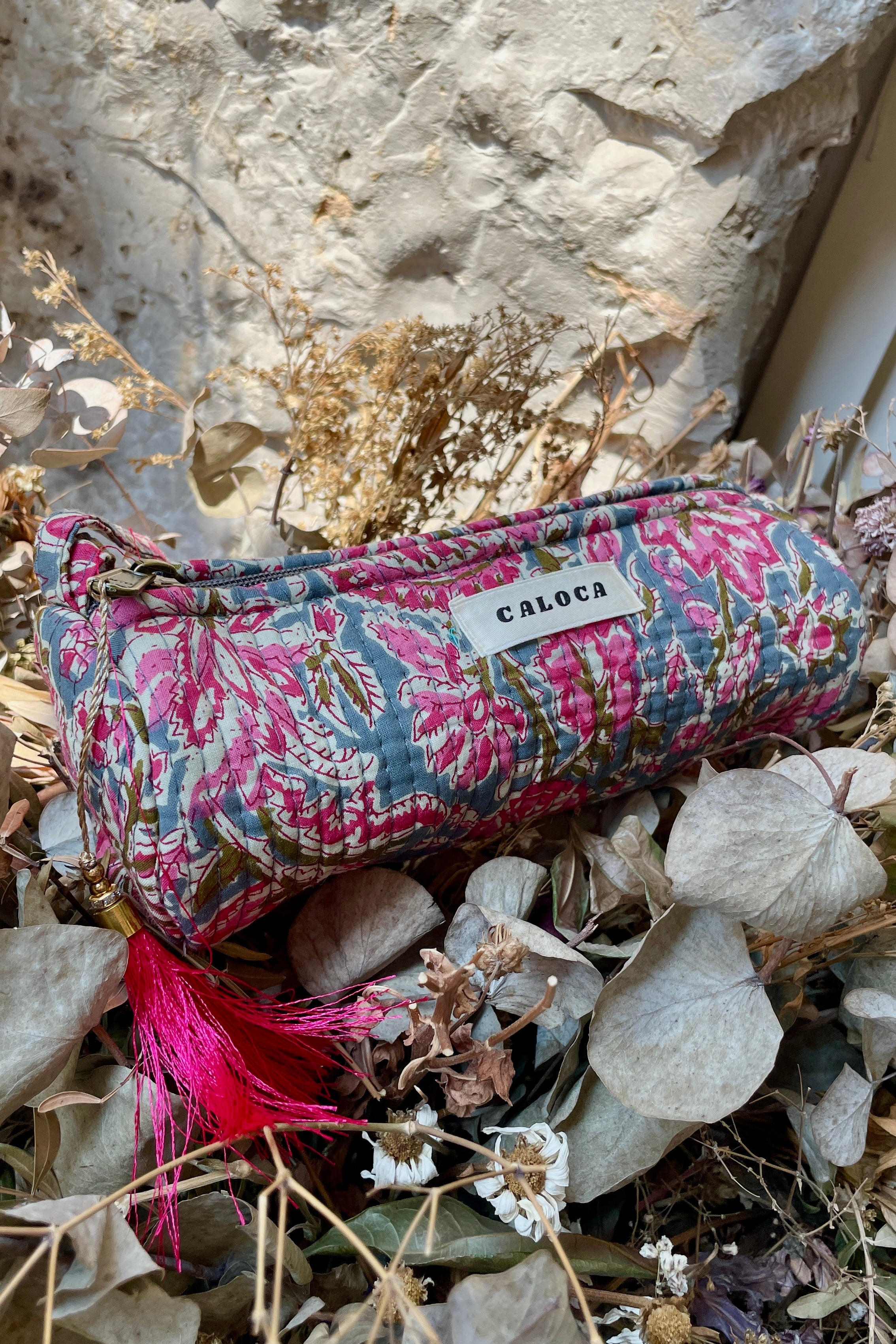 Estuche gris flores rosa